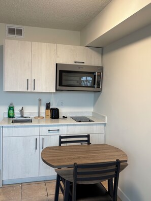 Private kitchen - Smart Studio Stay | Work + Relax (Edmonton)
