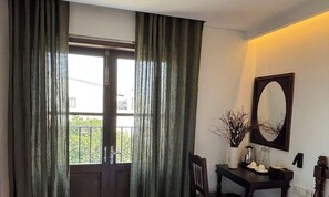 In-room safe, desk, laptop workspace, free WiFi - Manterra Hoi An Hotel (Da Nang)