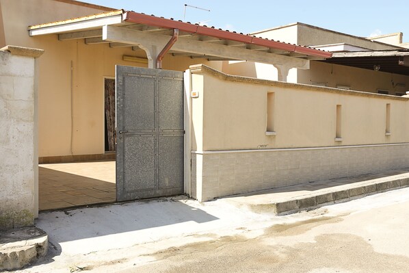 Exterior detail - Vrbo Property (Torre Lapillo)