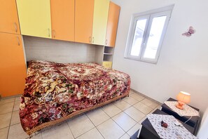 2 dormitorios, tabla de planchar con plancha, ropa de cama