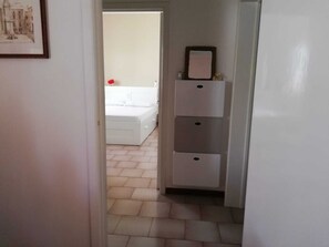 2 dormitorios, tabla de planchar con plancha, ropa de cama