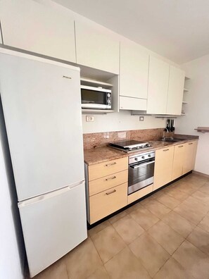 Private kitchen - Villa with sea view in San Gregorio - Patu (Patu')