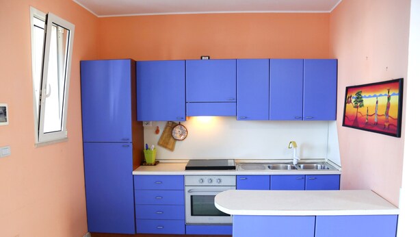 Wasserkocher mit Kaffee-/Teezubehör, Kühlschrank, Ofen