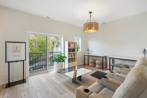 Living area - Test Property For Now (Chicago)