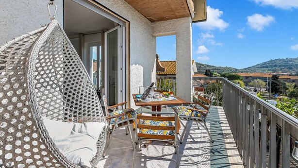 A balcony with wicker furniture, a table, and chairs, overlooking a scenic landscape. - Villa Talamone With Beautiful Sea View, Fonteblanda, Italy (Fonteblanda)