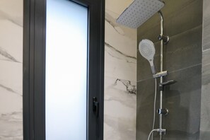 Shower, hair dryer, towels - La Dimora Azzurra 1+1 F.2, Vlore, Albania (Vlore)