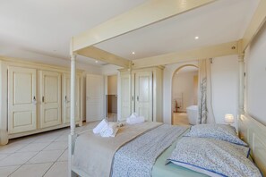 Bed sheets - Villa Du Col De L'Ange, Draguignan, France (Draguignan)