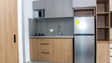 Microwave, stovetop, electric kettle, cookware/dishes/utensils