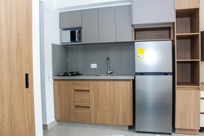 Microwave, stovetop, electric kettle, cookware/dishes/utensils - Refugio Pance 🌿 | Quiet, exclusive area, ideal for couples, study and work. (Cali)