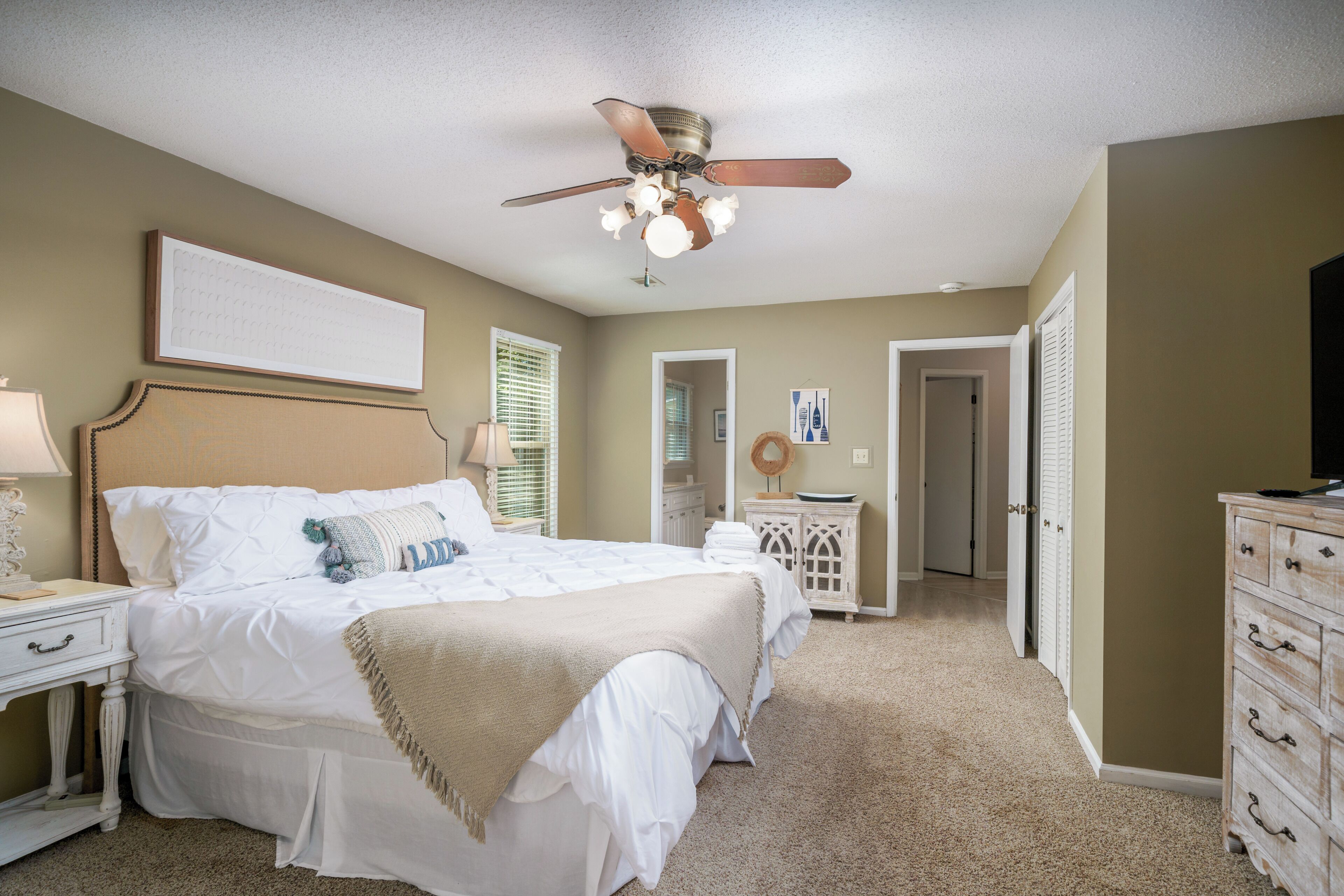 4 bedrooms, desk, iron/ironing board, free WiFi