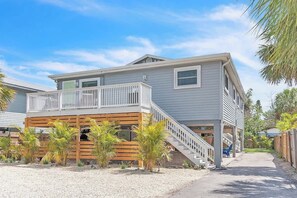 Exterior - 90 sec to Beach | 2 Hot Tubs, Firepit + Golf Putt (Indian Rocks Beach)
