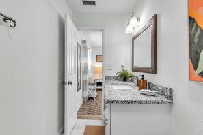 4 bedrooms, iron/ironing board, travel cot, WiFi - 90 sec to Beach | 2 Hot Tubs, Firepit + Golf Putt (Indian Rocks Beach)