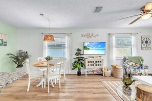 TV, video games, stereo - 90 sec to Beach | 2 Hot Tubs, Firepit + Golf Putt (Indian Rocks Beach)