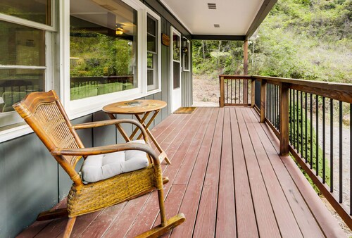 Pet Friendly Riverfront Home near WCU! Trout fishing near Cullowhee & Smoky Mtns