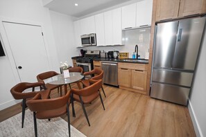 Private kitchen - Spacious 3 King Beds Condo Near United Center Sleeps 8 (Chicago)