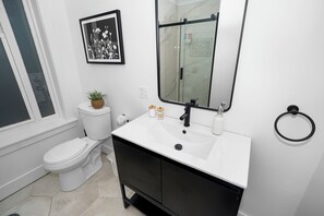 Bathroom - Spacious 3 King Beds Condo Near United Center Sleeps 8 (Chicago)