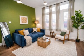 Living area - Spacious 3 King Beds Condo Near United Center Sleeps 8 (Chicago)