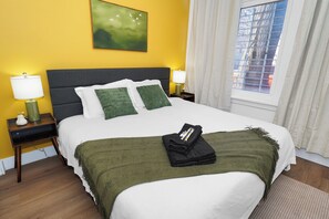 Room - Spacious 3 King Beds Condo Near United Center Sleeps 8 (Chicago)