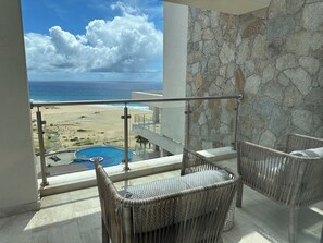 Property grounds - Luxury Spacious 4-bedroom condo in brilliant Cabo San Lucas w/ hot tub (Cabo San Lucas)