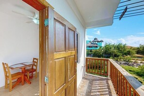 Outdoor dining - Charming single-level apartment with kitchenette and great location (Caye Caulker)