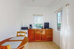 Dining - Charming single-level apartment with kitchenette and great location (Caye Caulker)