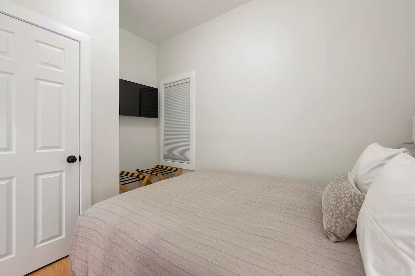 3 bedrooms, desk, iron/ironing board, travel crib