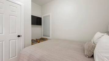 3 bedrooms, desk, iron/ironing board, travel crib