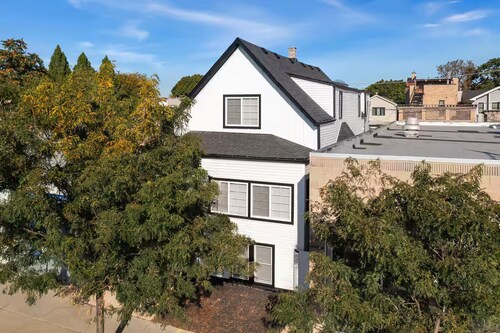 By Wrigley Field +Reserved Parking Space +95 Walkscore + In-Unit Laundry + Patio