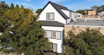 By Wrigley Field +Reserved Parking Space +95 Walkscore + In-Unit Laundry + Patio