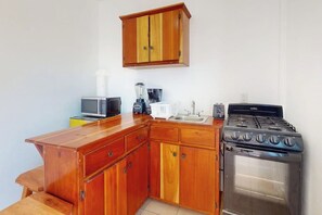 Microwave, oven, stovetop, coffee/tea maker - Cozy island retreat with WiFI,  functional kitchenette and near to restaurants (Caye Caulker)