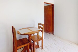 Dining - Snug ground-floor haven with comfortable amenities and kitchenette (Caye Caulker)
