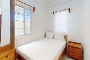 1 bedroom, iron/ironing board, Internet, bed sheets - Snug ground-floor haven with comfortable amenities and kitchenette (Caye Caulker)