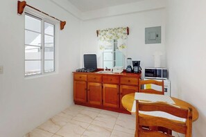 Fridge, microwave, stovetop, coffee/tea maker - Snug ground-floor haven with comfortable amenities and kitchenette (Caye Caulker)