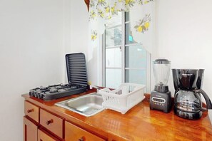 Fridge, microwave, stovetop, coffee/tea maker - Snug ground-floor haven with comfortable amenities and kitchenette (Caye Caulker)