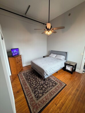 Room - Charming 2-bedroom apartment (Greencastle)