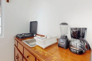 Fridge, microwave, stovetop, coffee/tea maker - Charming single-level apartment with kitchenette and great location (Caye Caulker)