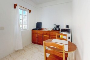 Dining - Charming single-level apartment with kitchenette and great location (Caye Caulker)