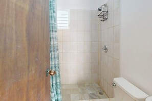 Hair dryer, towels - Charming single-level apartment with kitchenette and great location (Caye Caulker)