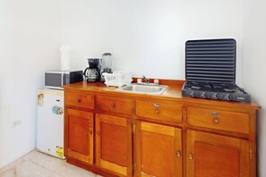 Fridge, microwave, stovetop, coffee/tea maker - Enchanting single-level living space with a mini kitchen in a prime area (Caye Caulker)