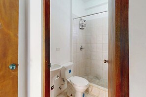Hair dryer, towels - Enchanting single-level living space with a mini kitchen in a prime area (Caye Caulker)