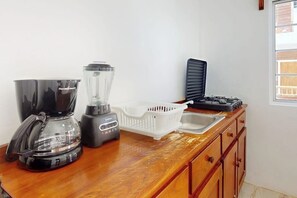 Fridge, microwave, stovetop, coffee/tea maker - Enchanting single-level living space with a mini kitchen in a prime area (Caye Caulker)