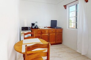 Dining - Enchanting single-level living space with a mini kitchen in a prime area (Caye Caulker)