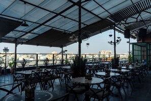 2 Bars/Lounges