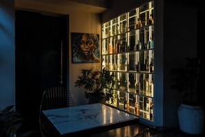 2 Bars/Lounges