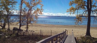 Lakefront Water View Cottage:  Sandy beach, dog friendly, bocce & AC