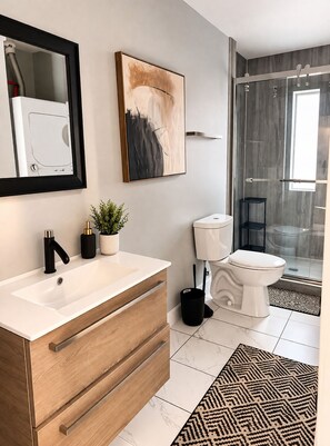 Shower, hair dryer, towels, soap - Stylish 1BR Lower Greenville Retreat – Near Downtown, Nightlife & Events (Dallas)