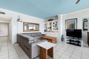 TV, books - Ground floor Madre walk out w/boat slip! (South Padre Island)