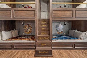 5 quartos, ferros/tábuas de passar roupa, Wi-Fi, roupa de cama
