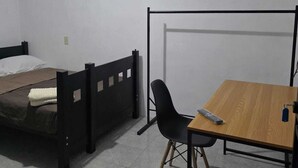 A room with a bed, a desk, and a chair. - Hospedaje Casa Vazquez Sucursal Calle 30 (Pachuca)