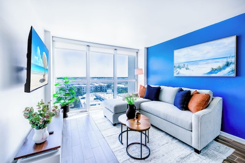 Luxury Downtown Fort Myers Apt/Pool View • King Bed • Walk to Dining/Nightlife